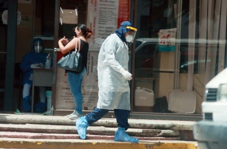 Piden amparos trabajadores de salud de Yucatán