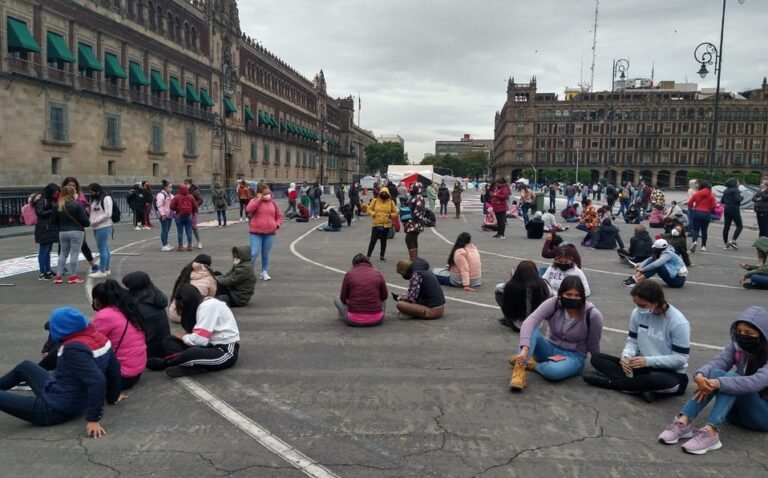 CNTE y comuneros protestan frente a Palacio Nacional