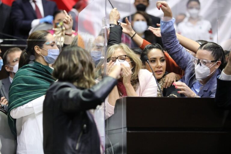 Entre insultos y golpes eliminan 109 fideicomisos