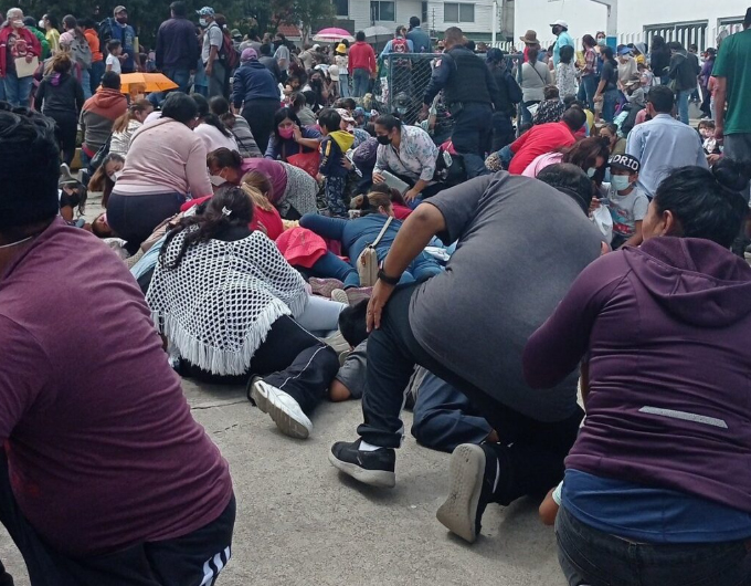 Balean centro de vacunación en Puebla, hay niños heridos