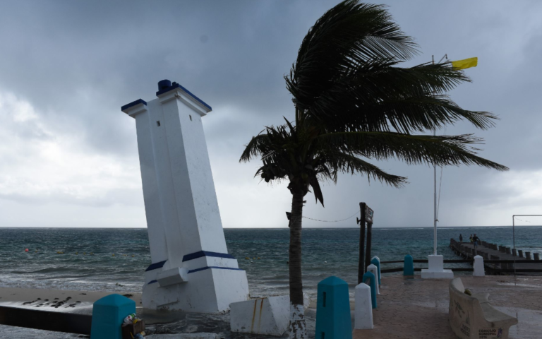El huracán Zeta toca tierra en la Península de Yucatán, al norte de Tulum; hay cortes de energía