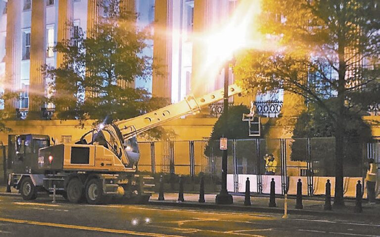 Amurallan la Casa Blanca con herrería y concreto