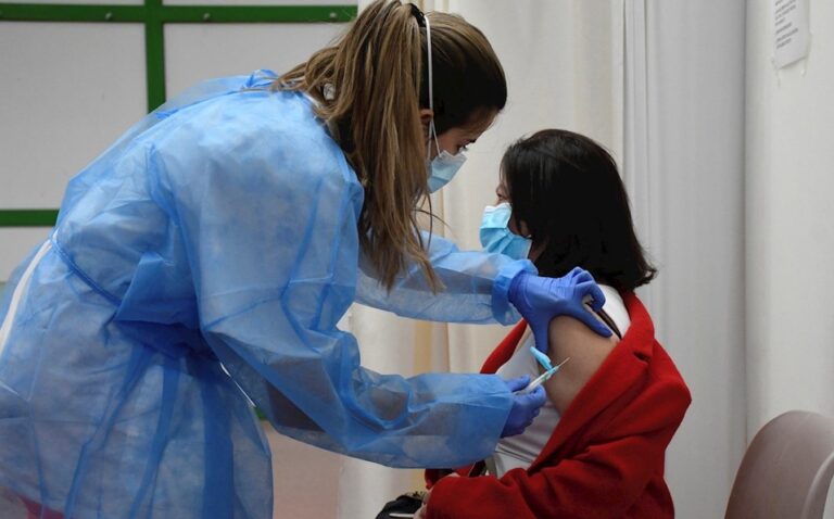 Dinamarca suspende definitivamente vacuna AstraZeneca por casos anómalos de trombosis