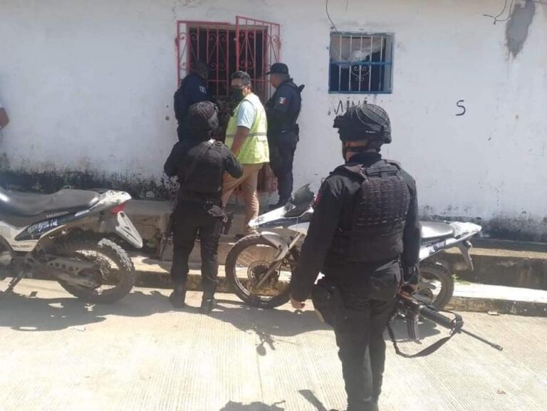 MAMÁ MANTENÍA ENCANDENADOS A 3 NIÑOS;  LA POLICÍA LOS RESCATA