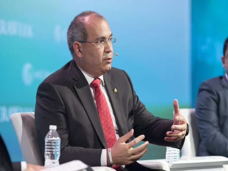 Interpol emite ficha roja para localizar a Carlos Treviño, exdirector de Pemex