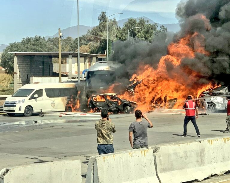 Carambola en la autopista México-Puebla deja al menos 15 muertos