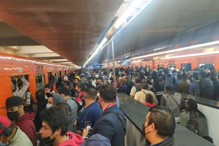 Mujer se suicida en la línea 1 del Metro