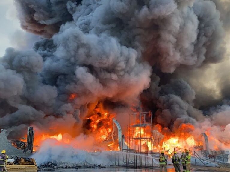 Controlan incendio en fábrica de Santa Catarina, Nuevo León