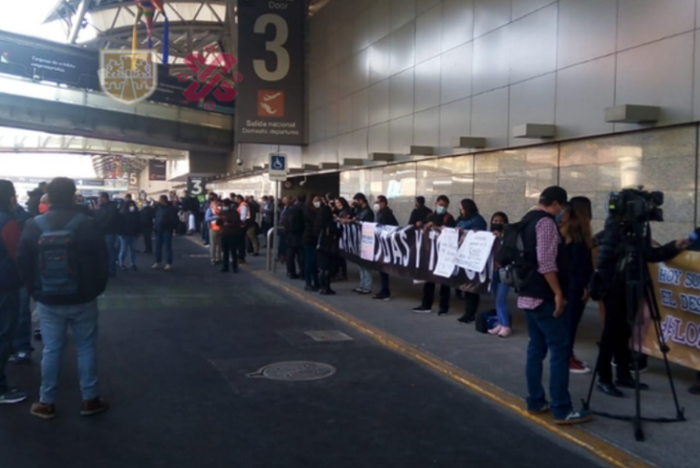 Padres de niños con cáncer protestan en AICM por desabasto de medicamentos