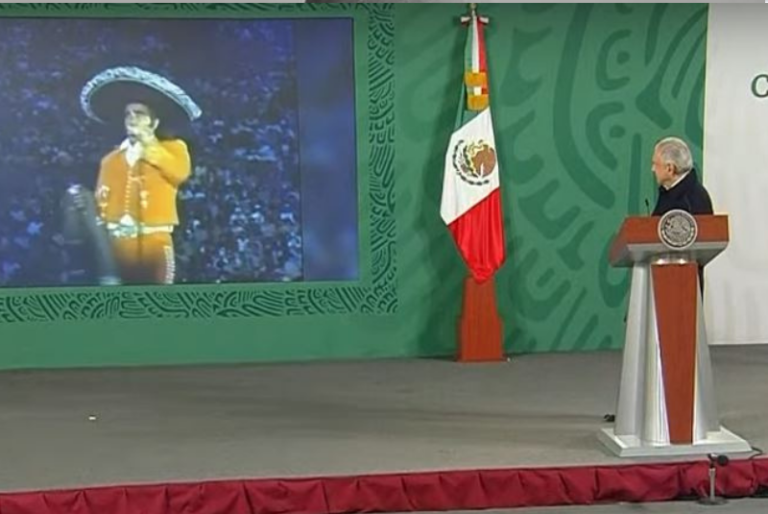 AMLO rinde homenaje a Vicente Fernández en «La Mañanera»