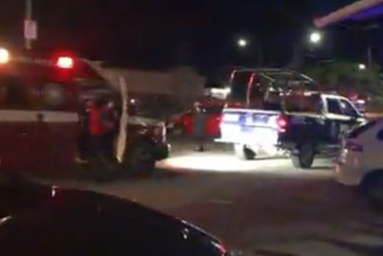 Balean a taxista en el estacionamiento de un centro comercial de Cancún