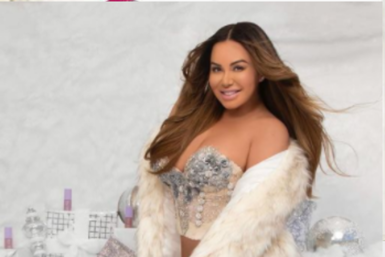 “¿Qué desfiguros son estos?»: Destrozan a Chiquis Rivera por revelador vestuario navideño