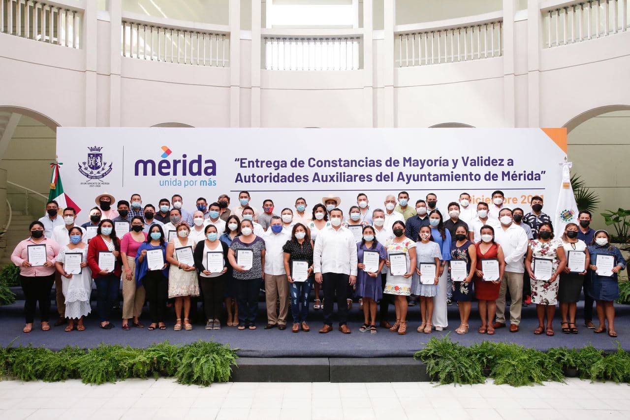 Entrega-constancias-2021-12-01-at-2.56.09-PM
