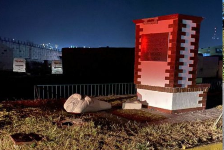 Decapitan estatua de AMLO en Atlacomulco