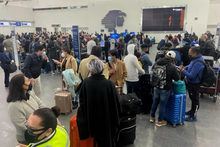 Cancelación de vuelos  provoca caos en el Aeropuerto de la CDMX, por tercer día