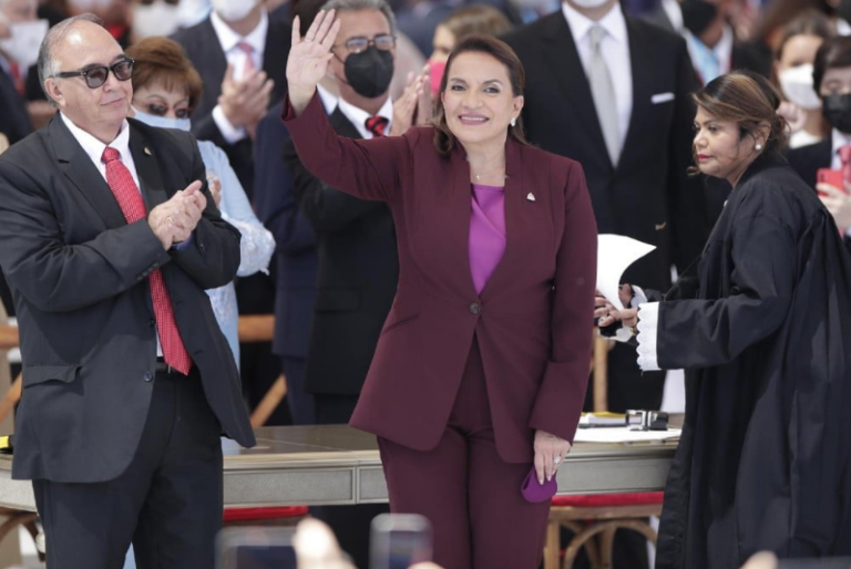 Xiomara Castro asume como la primera presidenta de Honduras