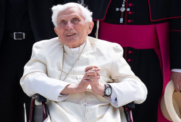 Benedicto XVI niega encubrimiento de abusos sexuales y pide perdón