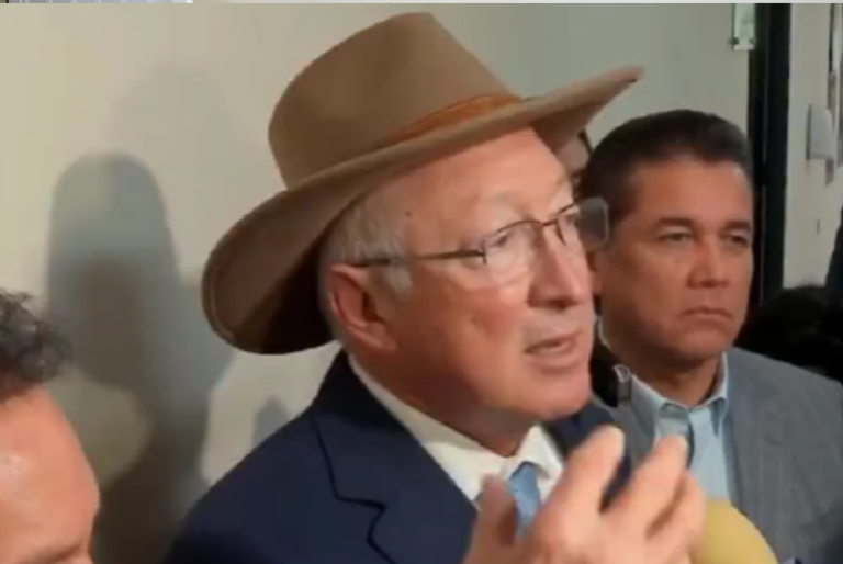 Ken Salazar respalda cambios de AMLO en la Reforma Energética