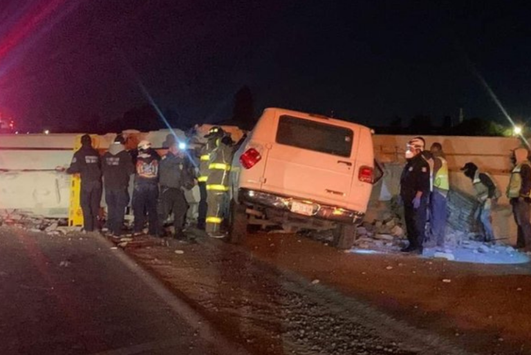 Camioneta queda bajo los escombros de un puente que colapsó en la México-Pachuca