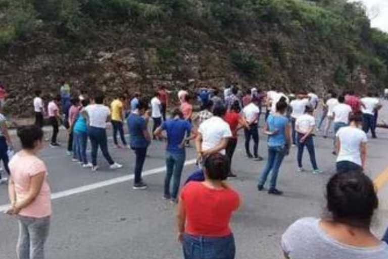 Normalistas de Hecelchakán bloquean la carretera Mérida – Campeche