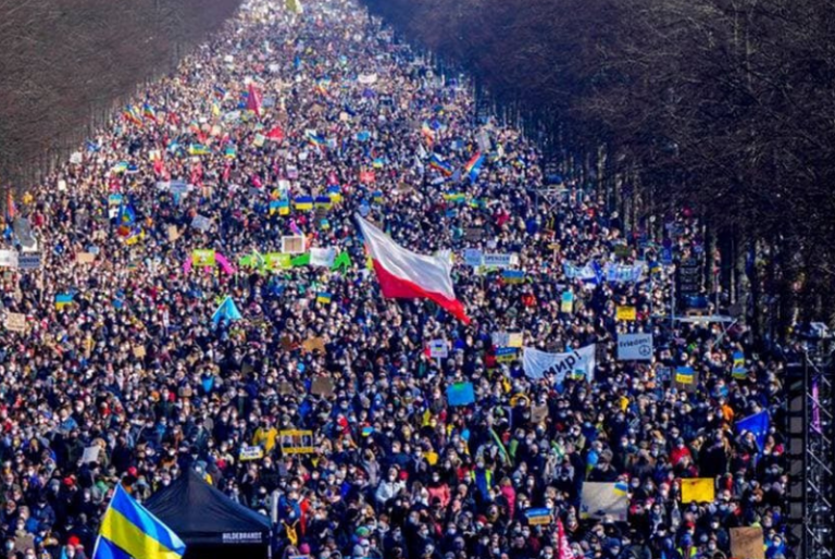 Más de 100 mil personas se manifiestan en Berlín contra la invasión rusa en Ucrania
