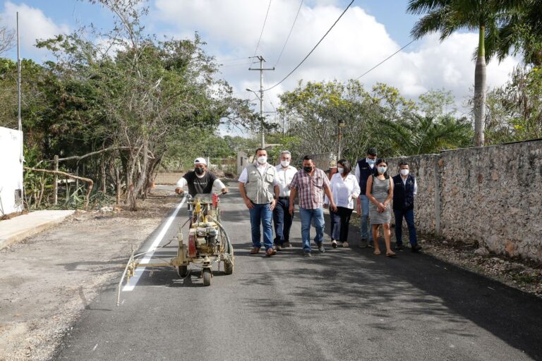 Renán Barrera supervisa trabajos de pavimentación en Chablekal