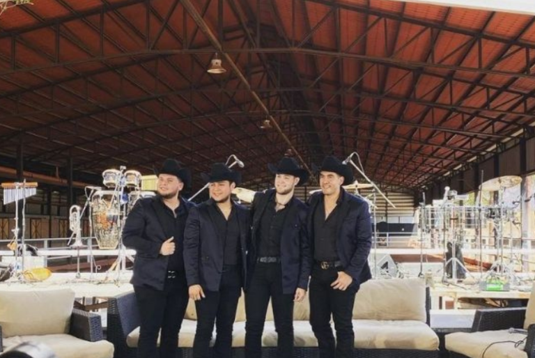 Calibre 50 graba nuevo videoclip en muelle de Progreso, Yucatán