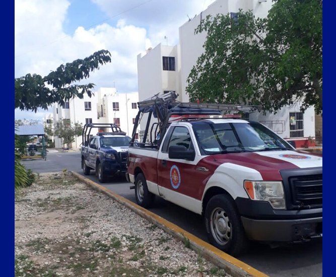 Rescatan a menor atrapada en una reja de herrería