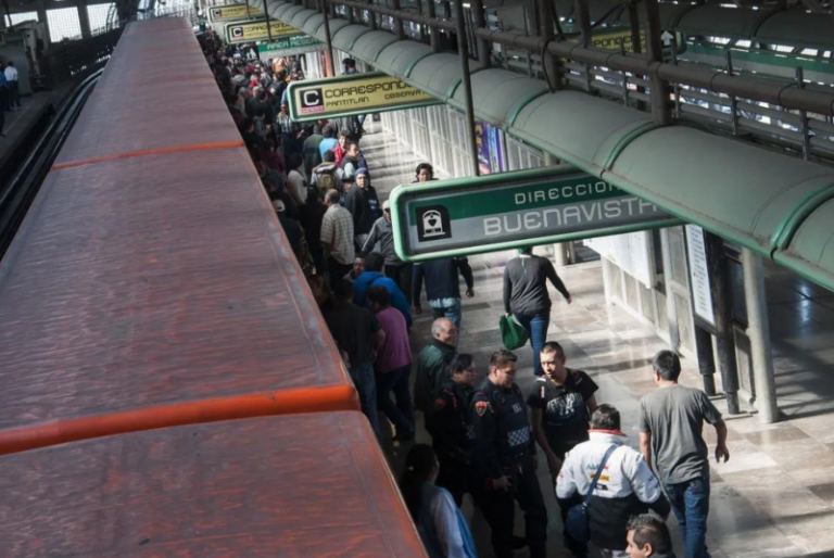 Hombre hiere a su pareja sentimental y después se arroja al Metro Múzquiz