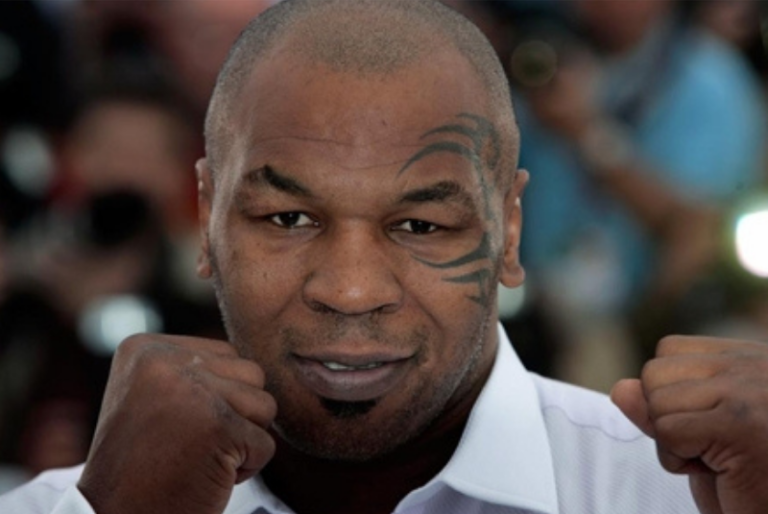 Mike Tyson golpea a un pasajero a bordo de un avión: VIDEO