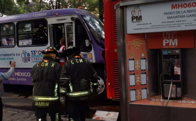 Choque de Metrobús y camión de pasajeros en Paseo de la Reforma deja 41 lesionados