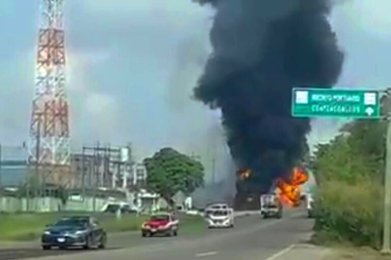 Pipa explota frente a instalaciones de Pemex en Veracruz