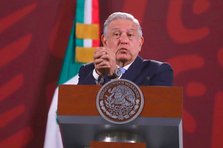 AMLO acusa campaña financiada por Claudio X. González para “atorar” los trabajos del Tren Maya