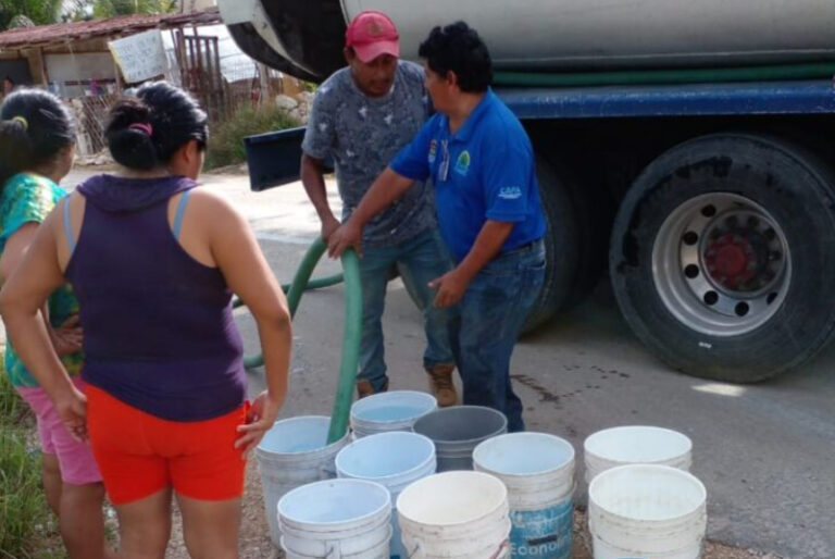 Vecinos sufren escasez de agua en sus viviendas de Felipe Carrillo Puerto