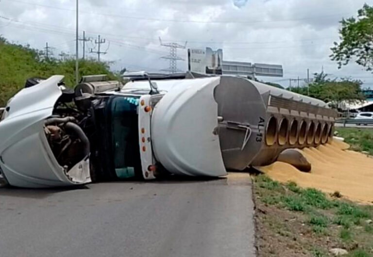 Tráiler sufre volcadura con 32 toneladas de alimento para cerdo en la carretera Mérida-Progreso