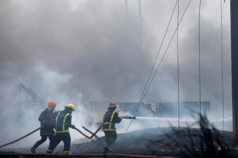 Extinguen incendio en Matanzas, Cuba; registran dos muertos y 14 desaparecidos