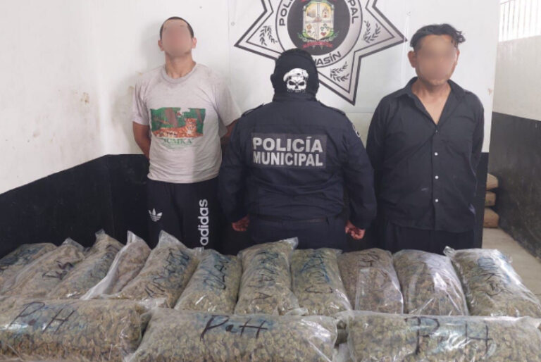 Policía de Kanasín detiene a dos sujetos con 14 kilos de mariguana