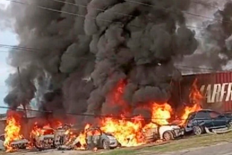 Accidente entre tráiler y 10 vehículos provoca incendio en carretera federal de Tabasco