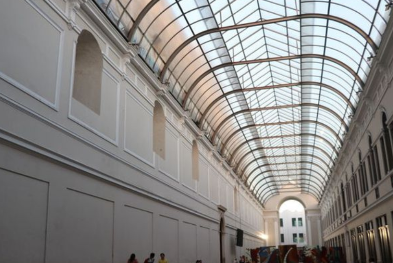 Anuncian cierre preventivo del Pasaje de la Revolución por caída de una sección de placas del techo