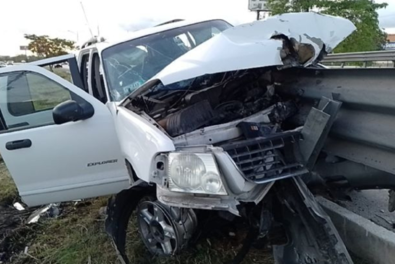 Muere hombre tras incrustar su camioneta en el Periférico de Mérida