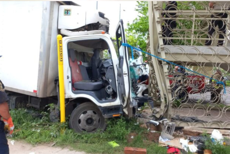 Chofer termina prensado tras choque en el Periférico de Mérida