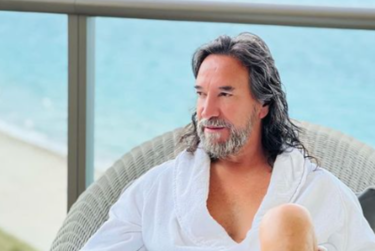 Marco Antonio Solís «El Buki» posa despreocupado en bata amarilla; le llueven piropos