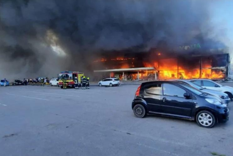 Misil ruso destruye centro comercial en Ucrania; hay al menos 10 muertos y 40 heridos