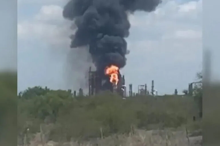 Se incendia refinería de Pemex en Cadereyta, Nuevo León