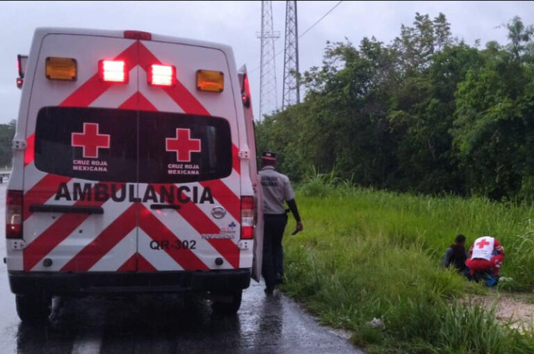 Taxi arrolla a motociclistas  en el km 19 de la carretera Chetumal-Bacalar