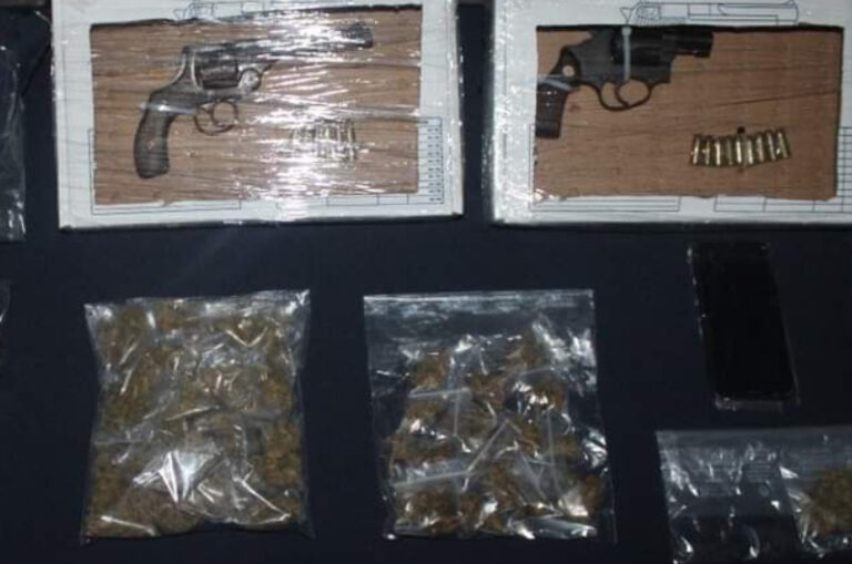 Detienen a una mujer y dos hombres en plena compra-venta de droga en Cancún