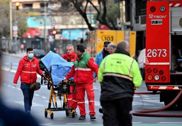 Incendio en edificio de Buenos Aires deja cinco muertos y 35 heridos