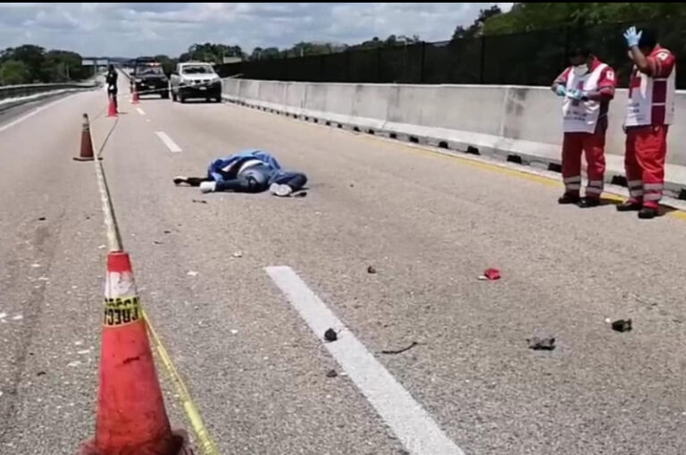 Motociclista muere al impactarse contra volquete del Tren Maya