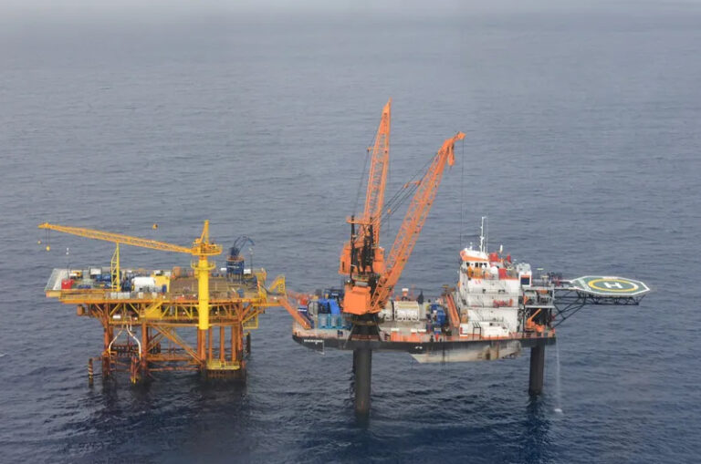 Semar reconoce que “piratas” sí abordaron una plataforma y un buque de Pemex en la Sonda de Campeche