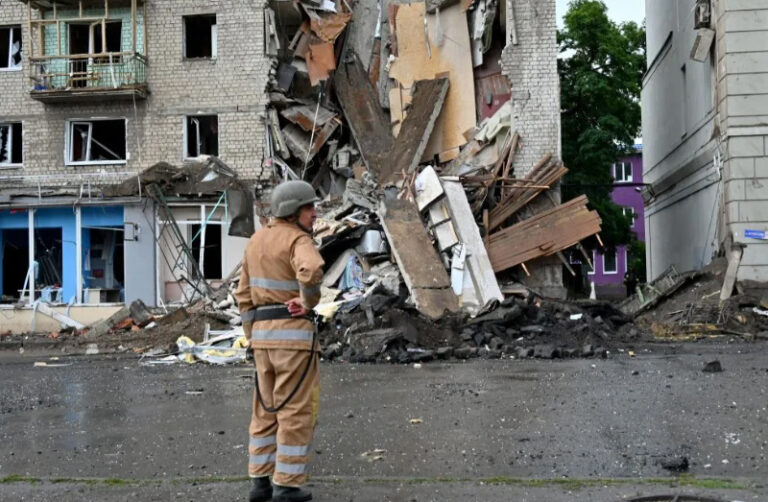 Seis muertos y 31 heridos en un bombardeo en Járkiv, según el fiscal general de Ucrania